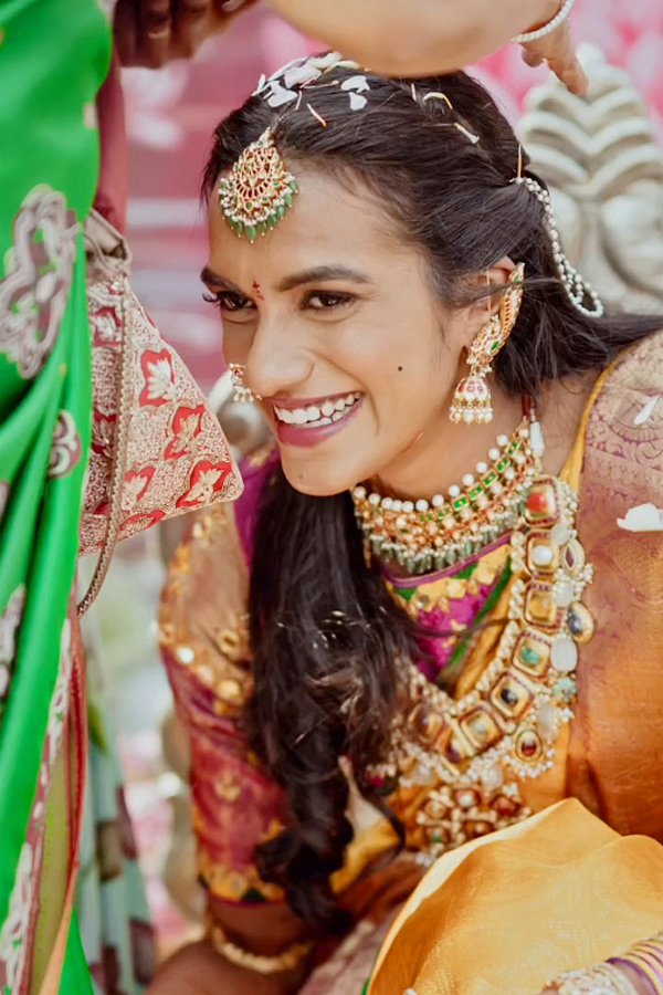 Badminton star PV Sindhu Shares Traditional Look In Saree And Vacation Trip Photos6