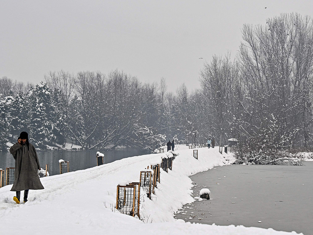 Heavy Snowfall Blankets Kashmir Valley Photos11