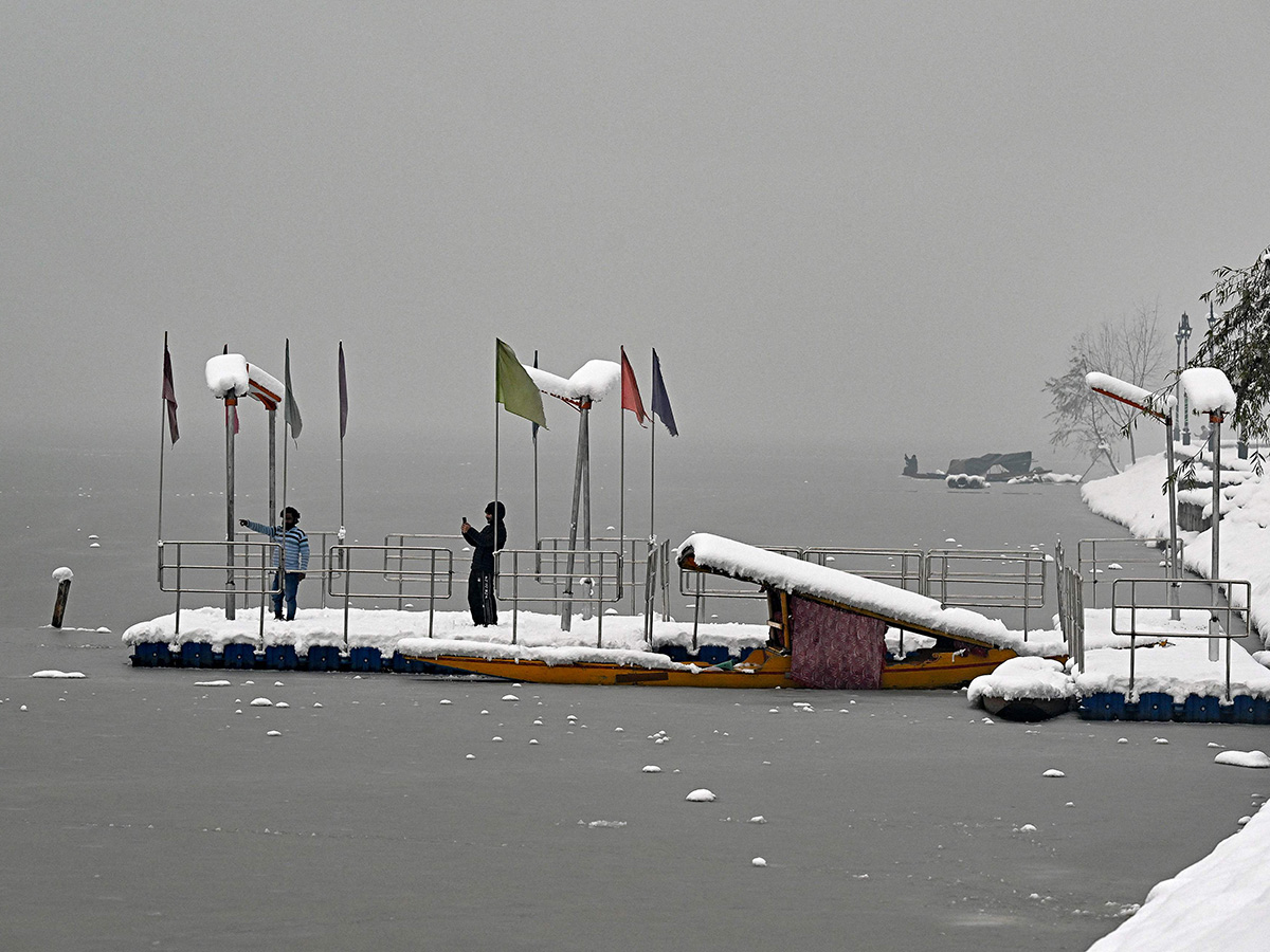 Heavy Snowfall Blankets Kashmir Valley Photos12