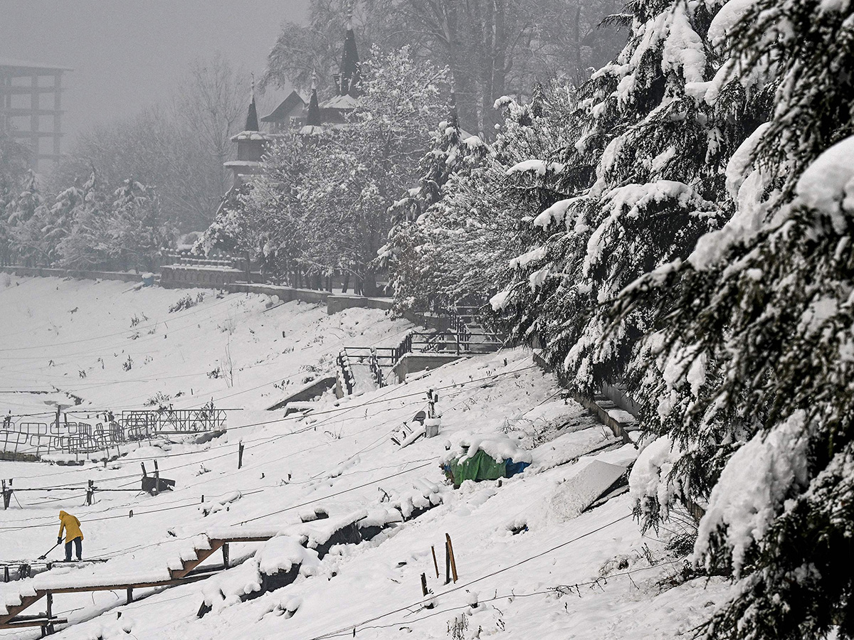 Heavy Snowfall Blankets Kashmir Valley Photos13