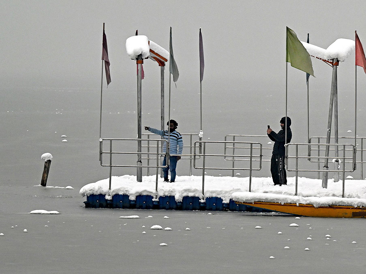 Heavy Snowfall Blankets Kashmir Valley Photos15