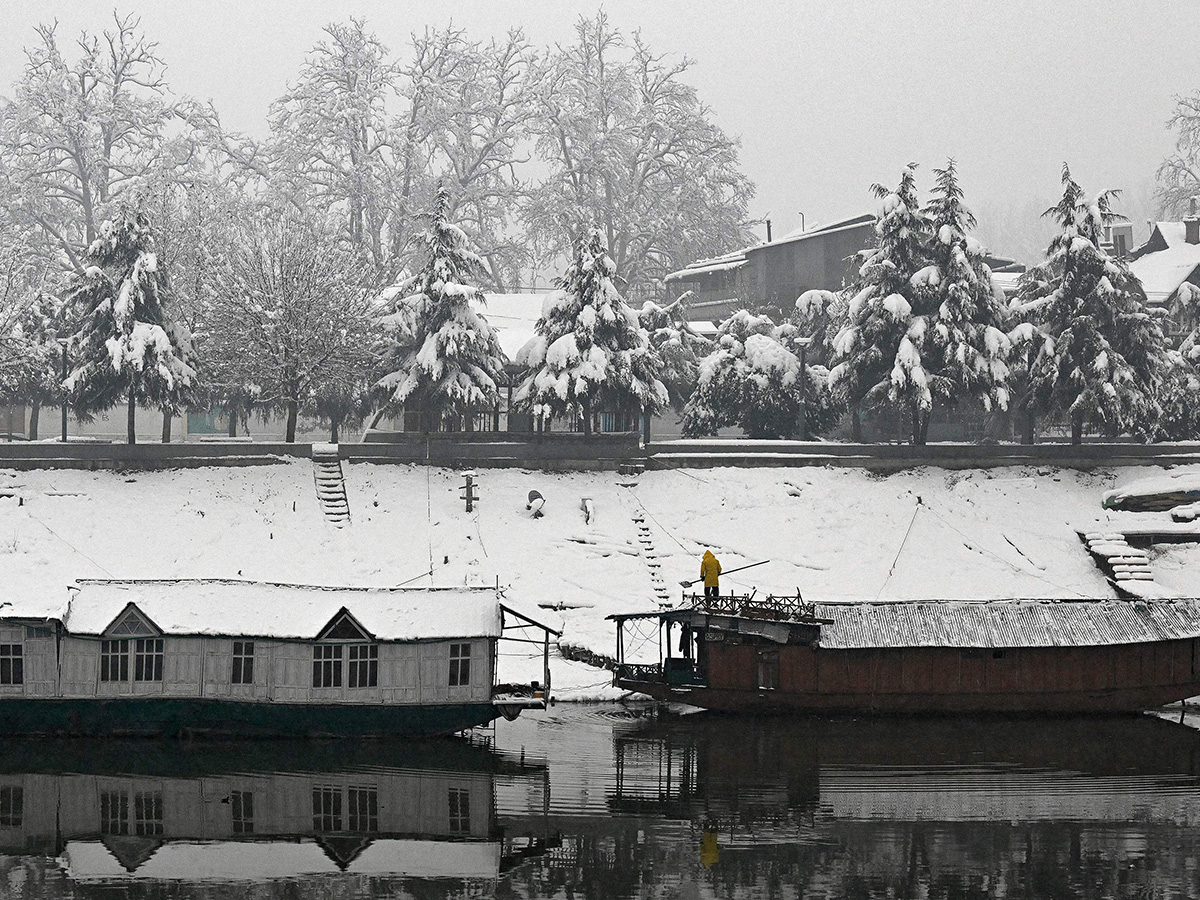 Heavy Snowfall Blankets Kashmir Valley Photos16