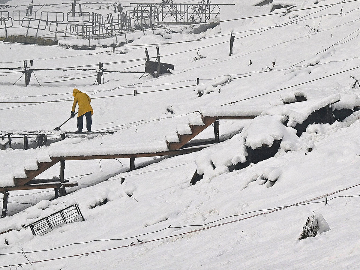 Heavy Snowfall Blankets Kashmir Valley Photos17