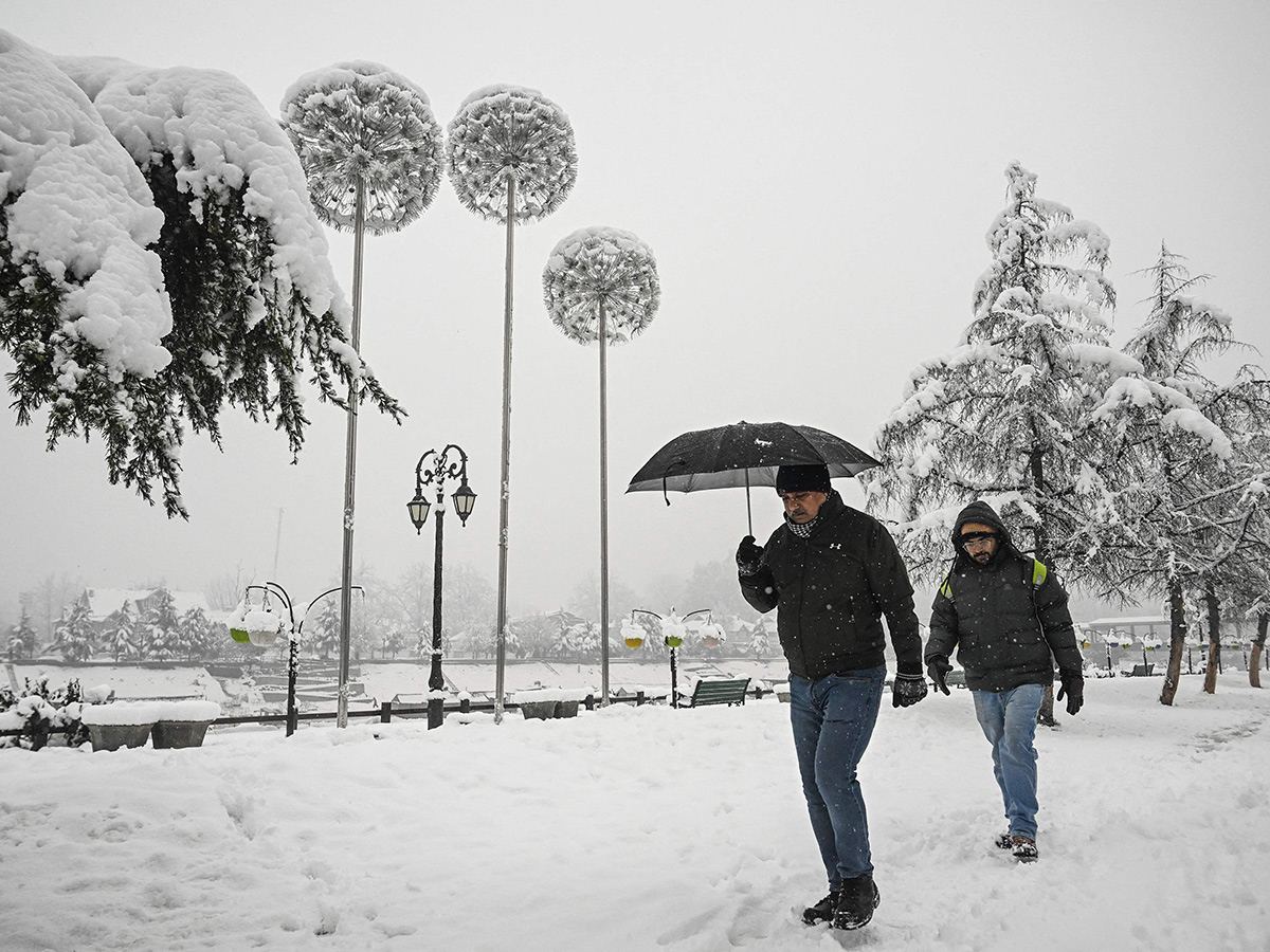 Heavy Snowfall Blankets Kashmir Valley Photos18