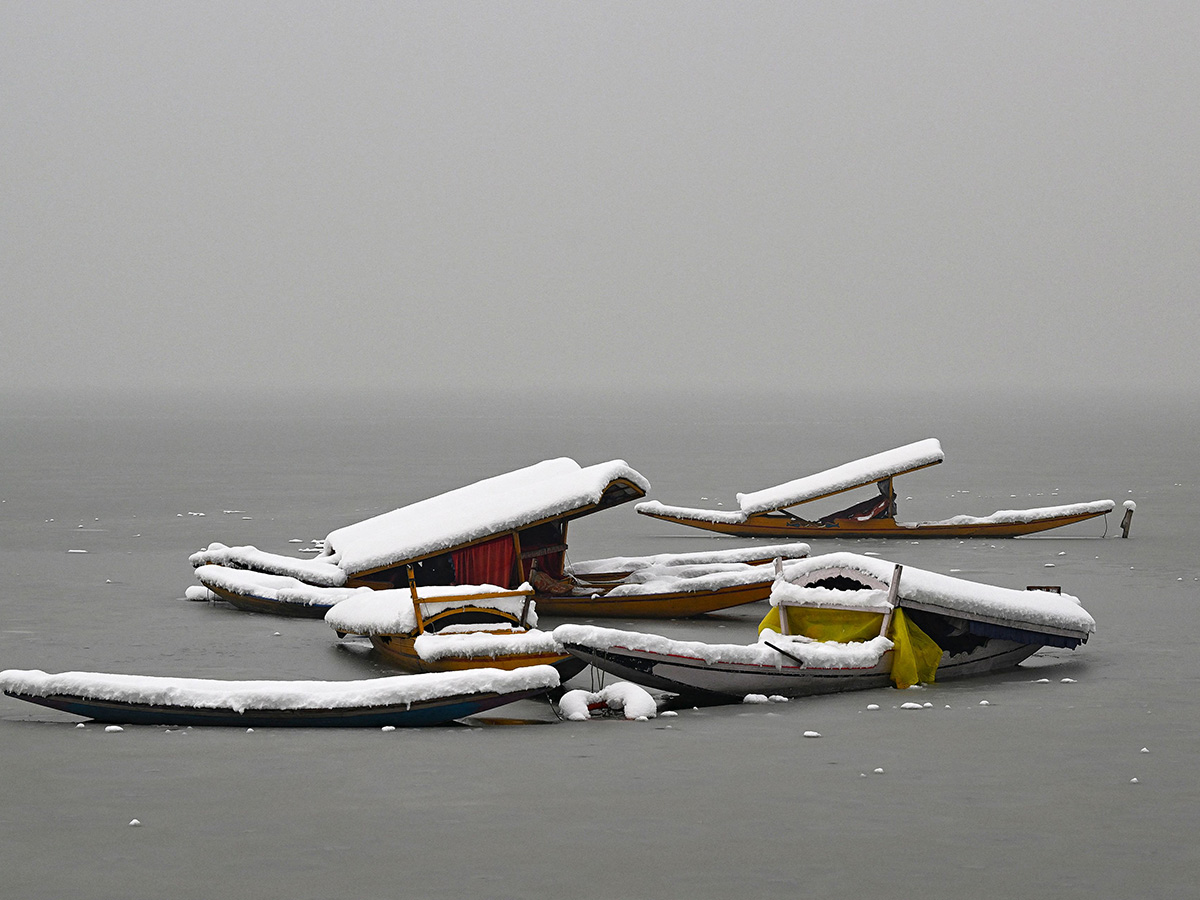 Heavy Snowfall Blankets Kashmir Valley Photos19