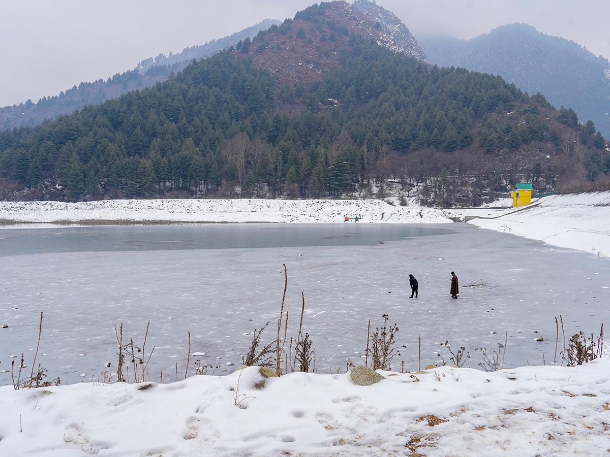 Heavy Snowfall Blankets Kashmir Valley Photos2