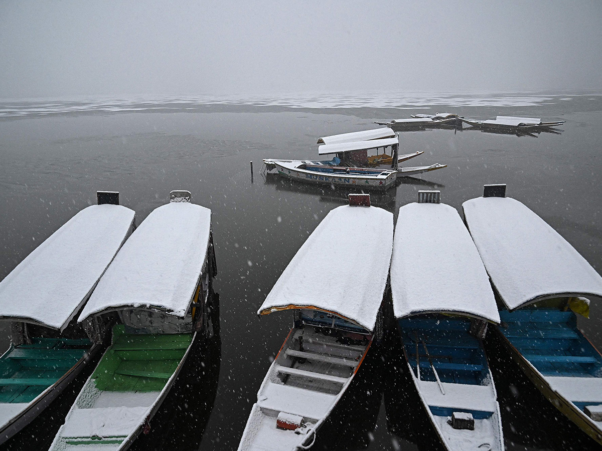 Heavy Snowfall Blankets Kashmir Valley Photos20