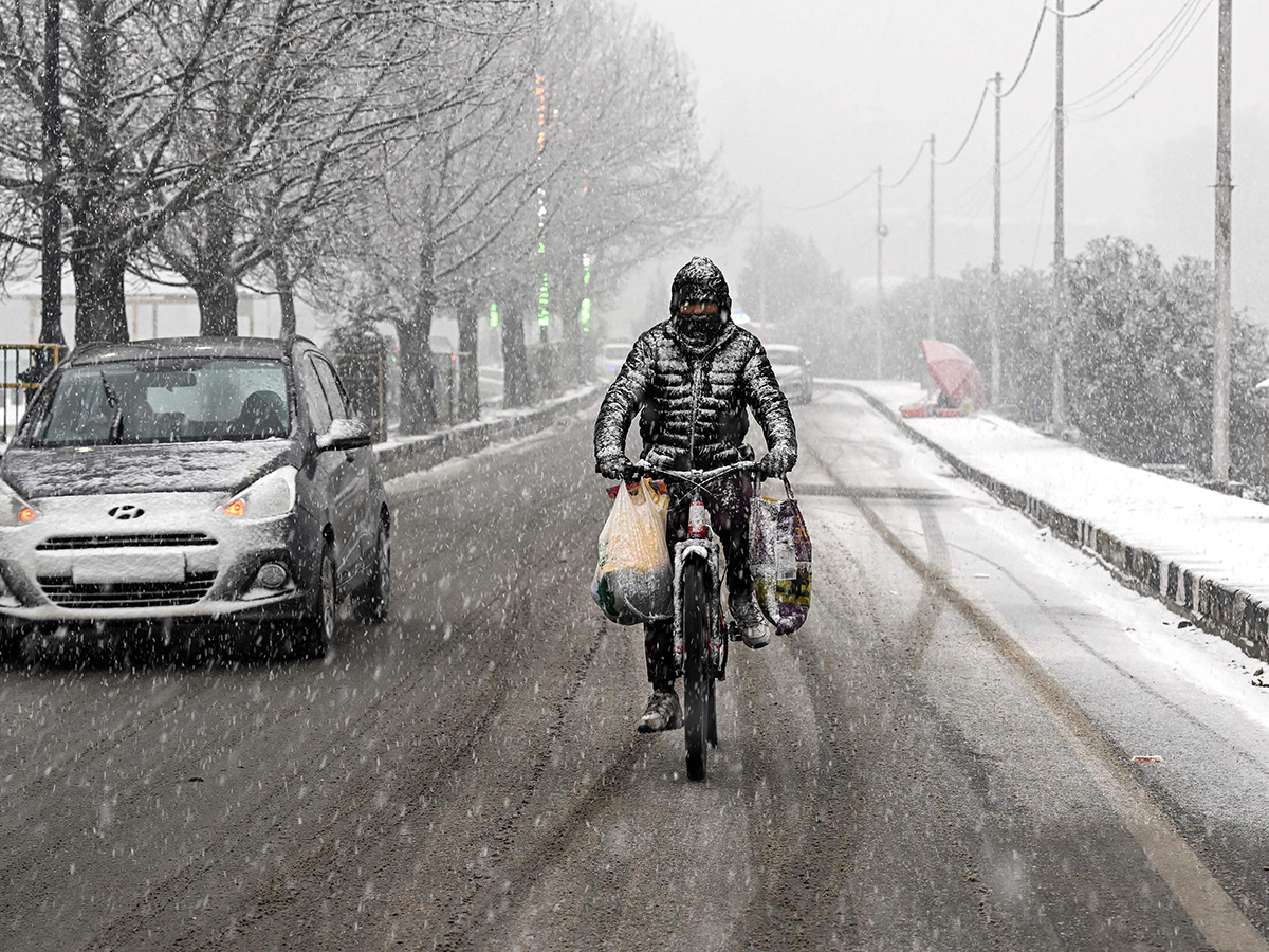 Heavy Snowfall Blankets Kashmir Valley Photos23