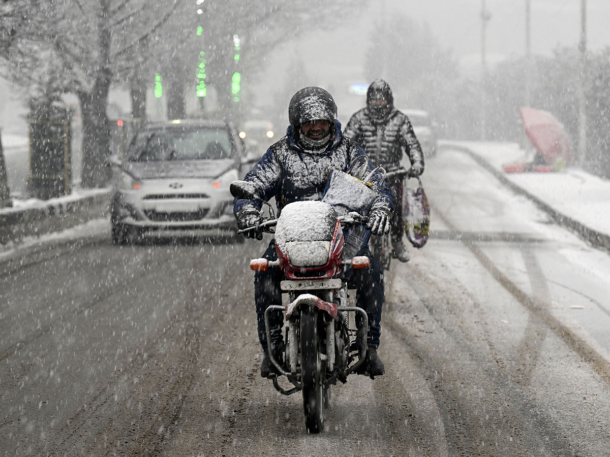 Heavy Snowfall Blankets Kashmir Valley Photos24