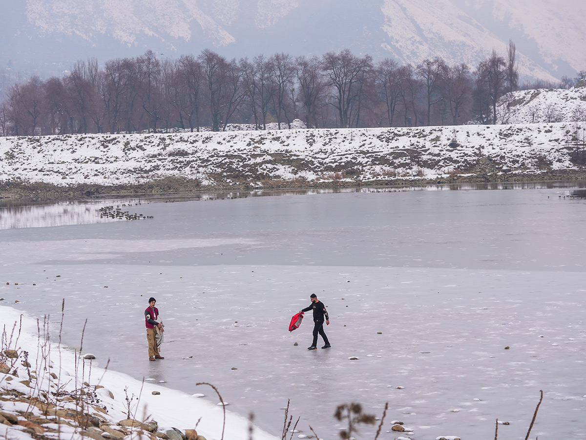 Heavy Snowfall Blankets Kashmir Valley Photos3