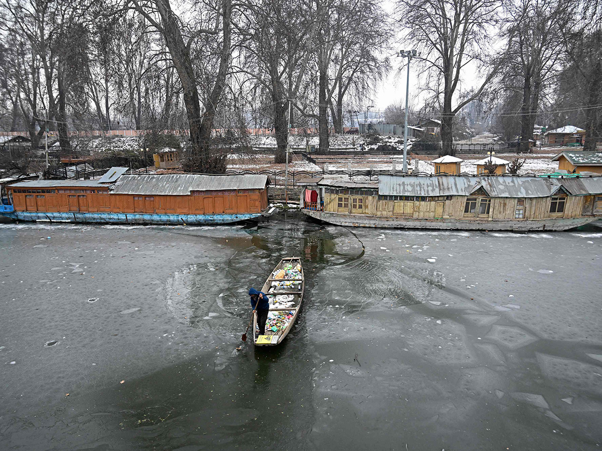 Heavy Snowfall Blankets Kashmir Valley Photos5