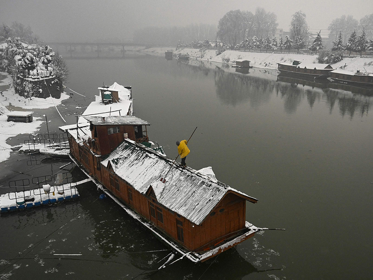 Heavy Snowfall Blankets Kashmir Valley Photos6