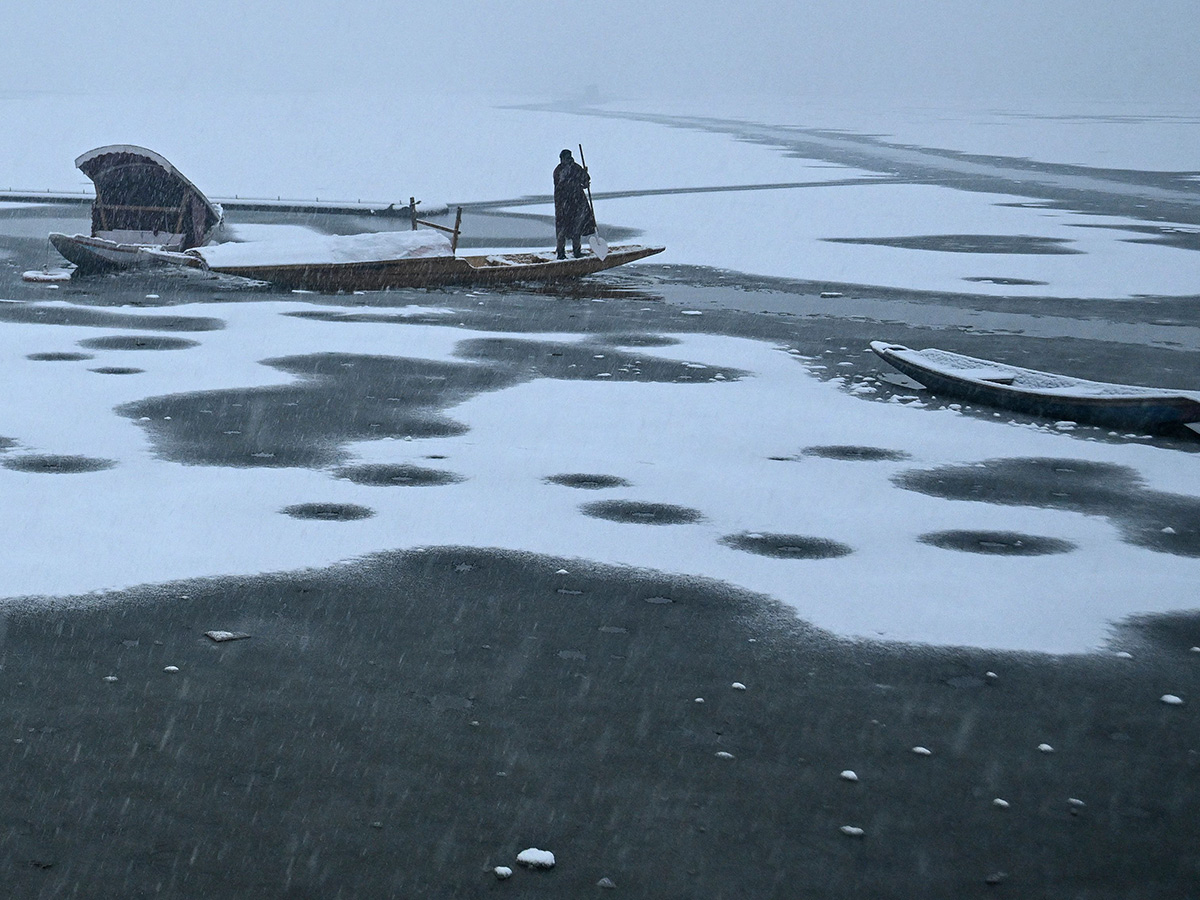 Heavy Snowfall Blankets Kashmir Valley Photos7