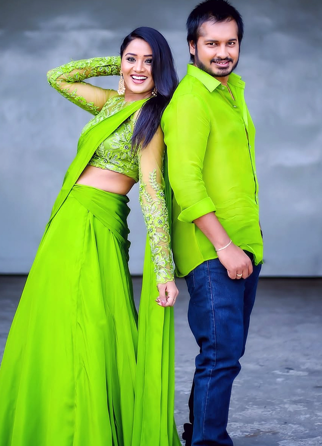 Bigg Boss beauty Keerthi Bhatt with boyfriend in twinning dress11