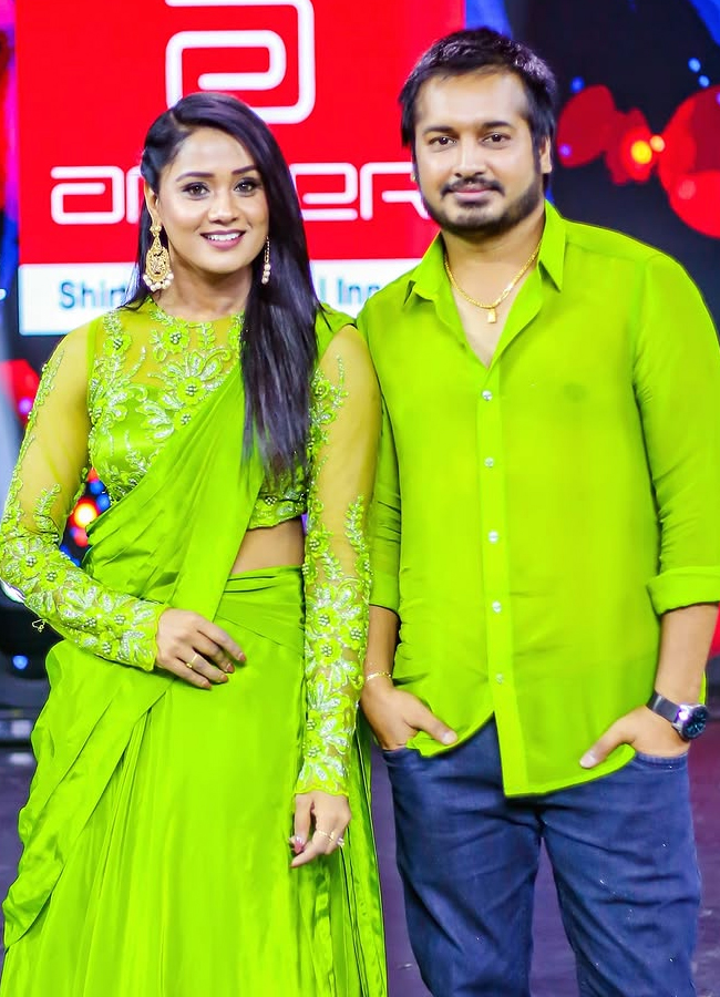 Bigg Boss beauty Keerthi Bhatt with boyfriend in twinning dress13