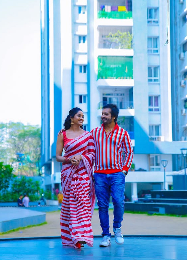 Bigg Boss beauty Keerthi Bhatt with boyfriend in twinning dress5