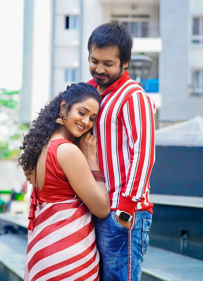 Bigg Boss beauty Keerthi Bhatt with boyfriend in twinning dress7