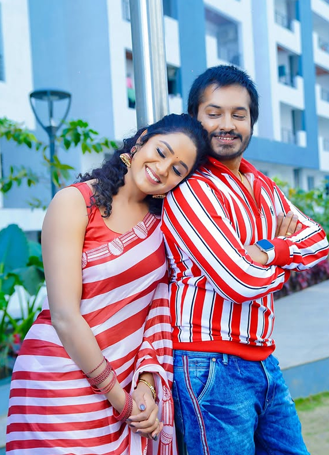 Bigg Boss beauty Keerthi Bhatt with boyfriend in twinning dress9