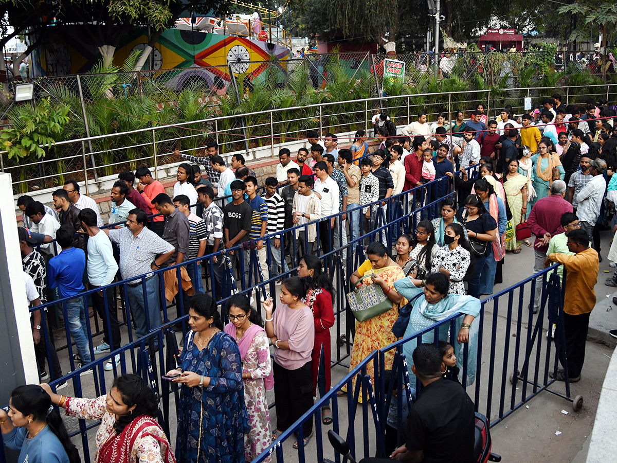 New Year Hussain Sagar is Bustling Photos14