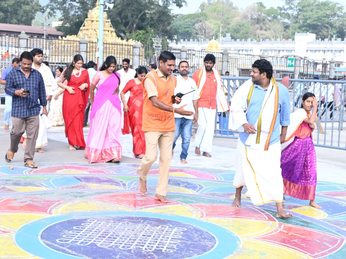 Tollywood Top Comedians Visited Tirumala: Photos10