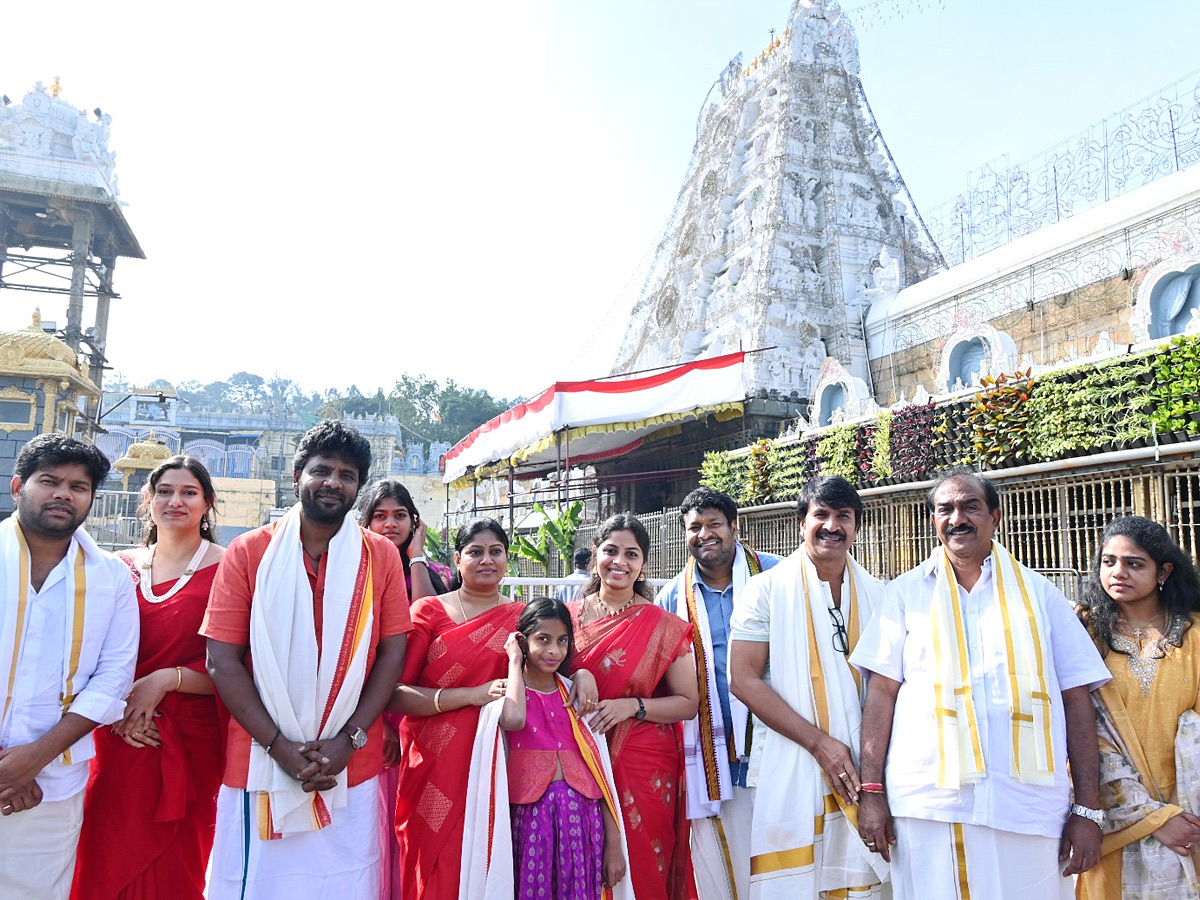 Tollywood Top Comedians Visited Tirumala: Photos4