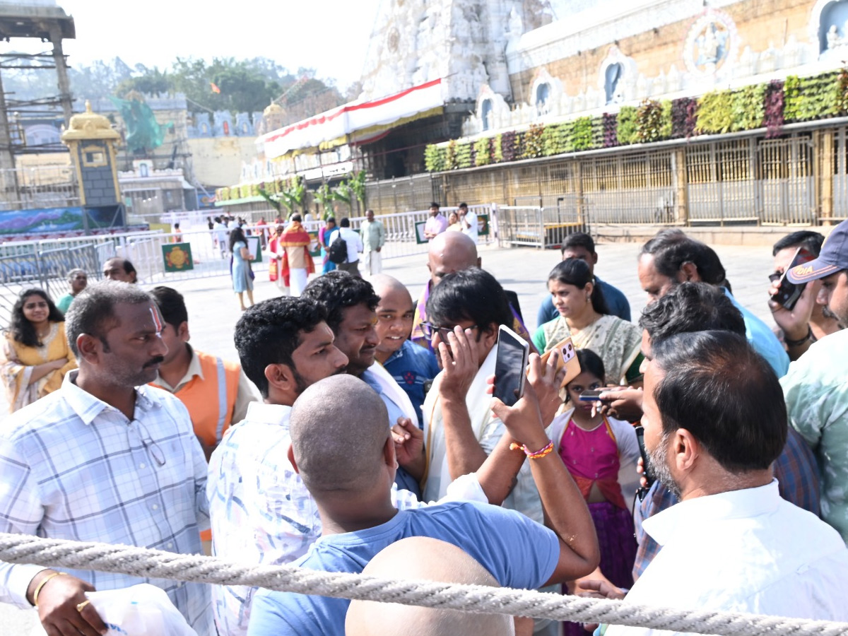 Tollywood Top Comedians Visited Tirumala: Photos5