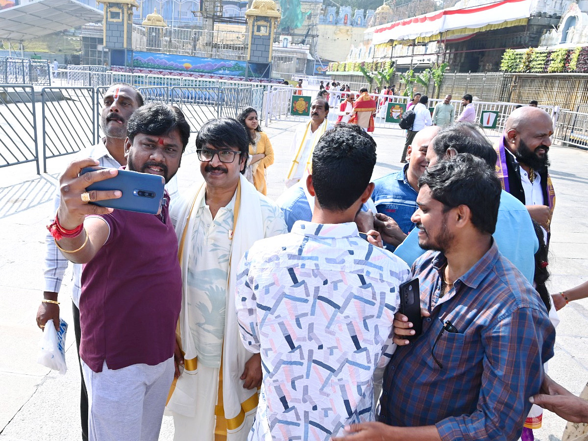 Tollywood Top Comedians Visited Tirumala: Photos6