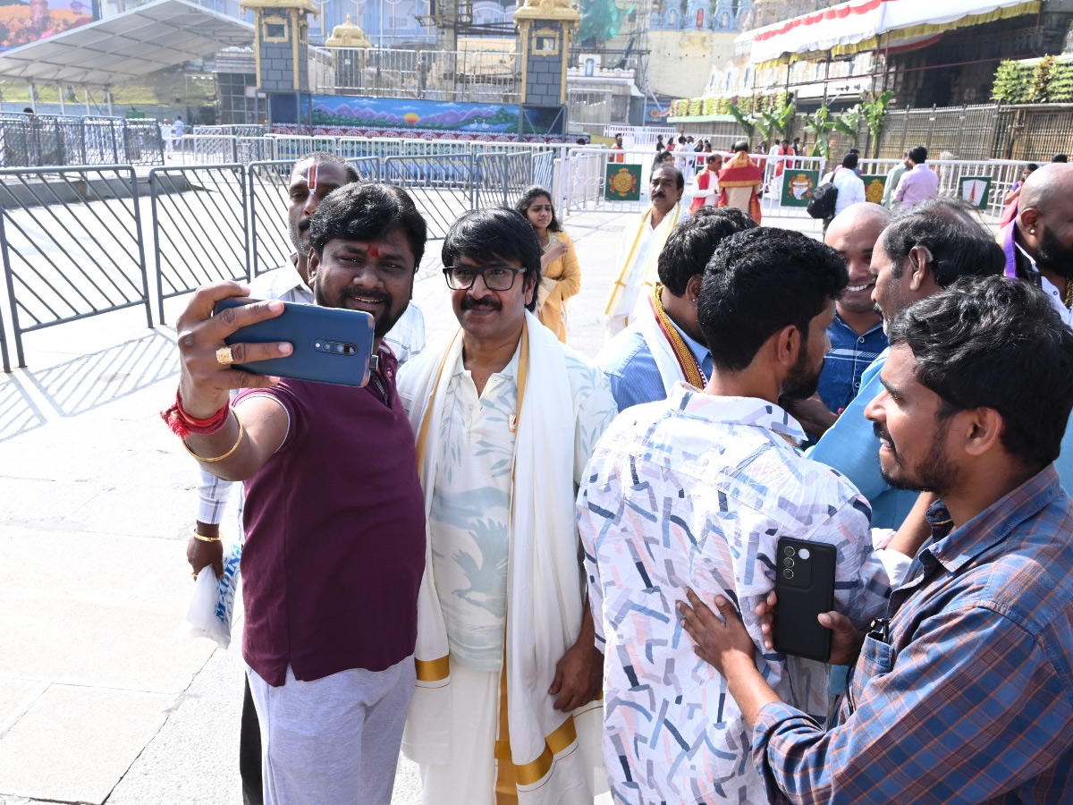 Tollywood Top Comedians Visited Tirumala: Photos7