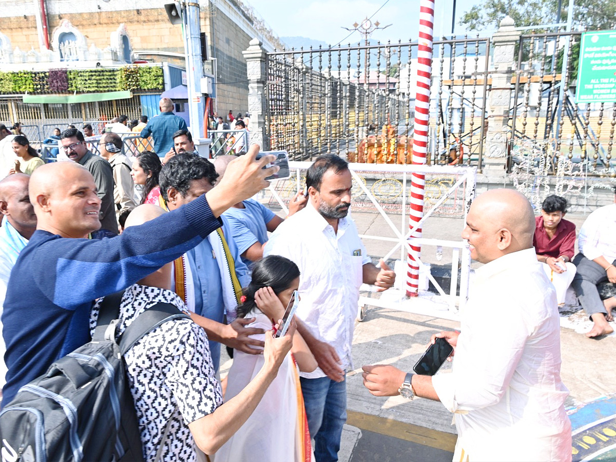 Tollywood Top Comedians Visited Tirumala: Photos8