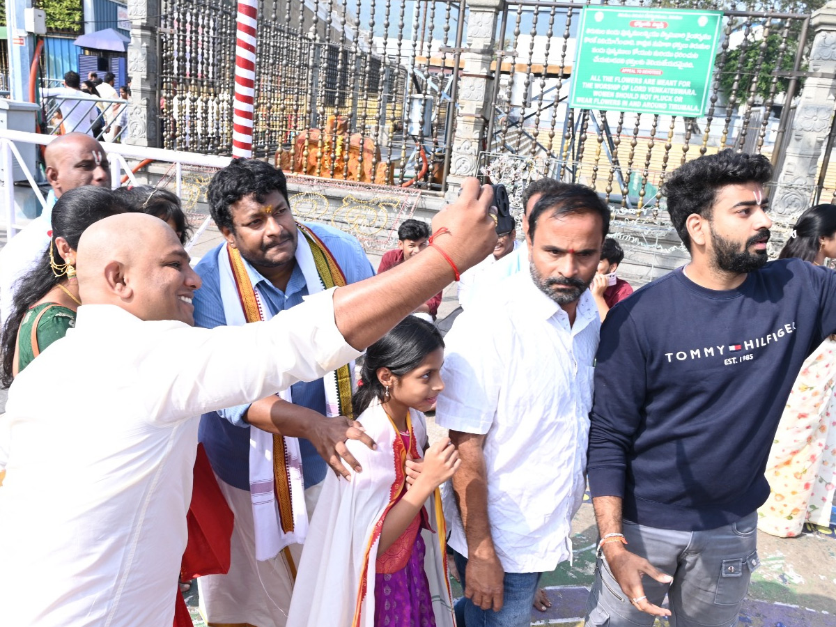 Tollywood Top Comedians Visited Tirumala: Photos9