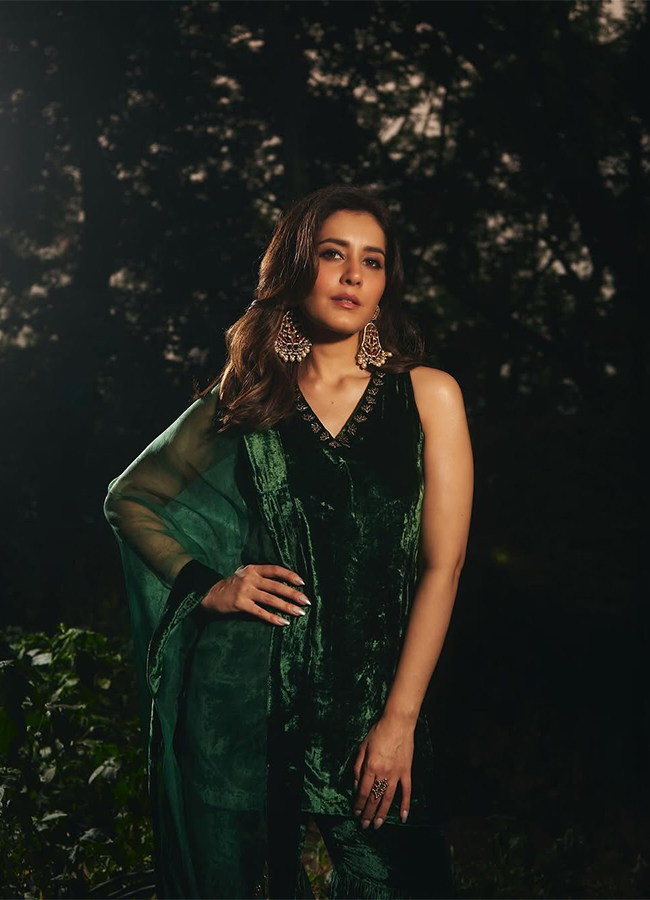 actress rashi khanna latest photoshoot12