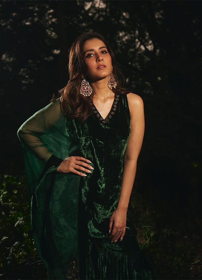 actress rashi khanna latest photoshoot18