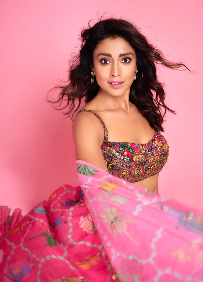 actress shriya saran hot pics photos goes viral15