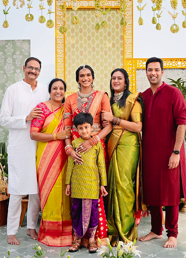 pv sindhu and venkata datta sai singapore house photos2