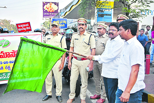 విధిగా హెల్మెట్‌ ధరించాలి 2