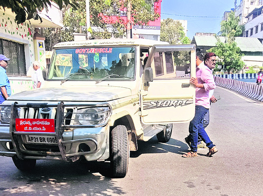 మేయర్‌ ఇలా..అధికారులు అలా.. 2