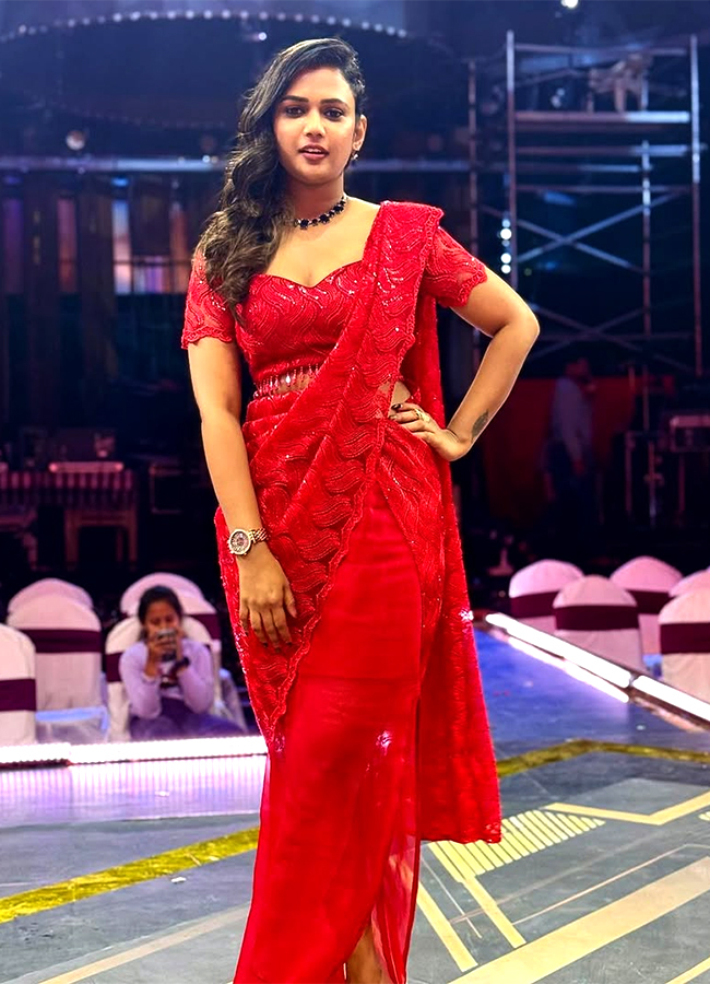 Bigg Boss Telugu Anchor Ariyana Glory Red Dress New Pics14