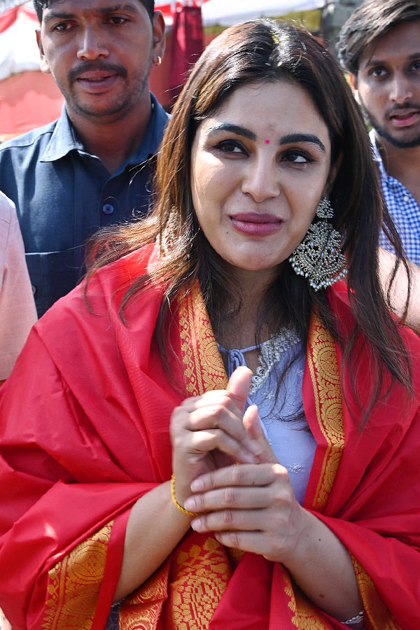 Cinema celebrities visited the Sri Venkateswara Swamy temple in Tirumala Photos9