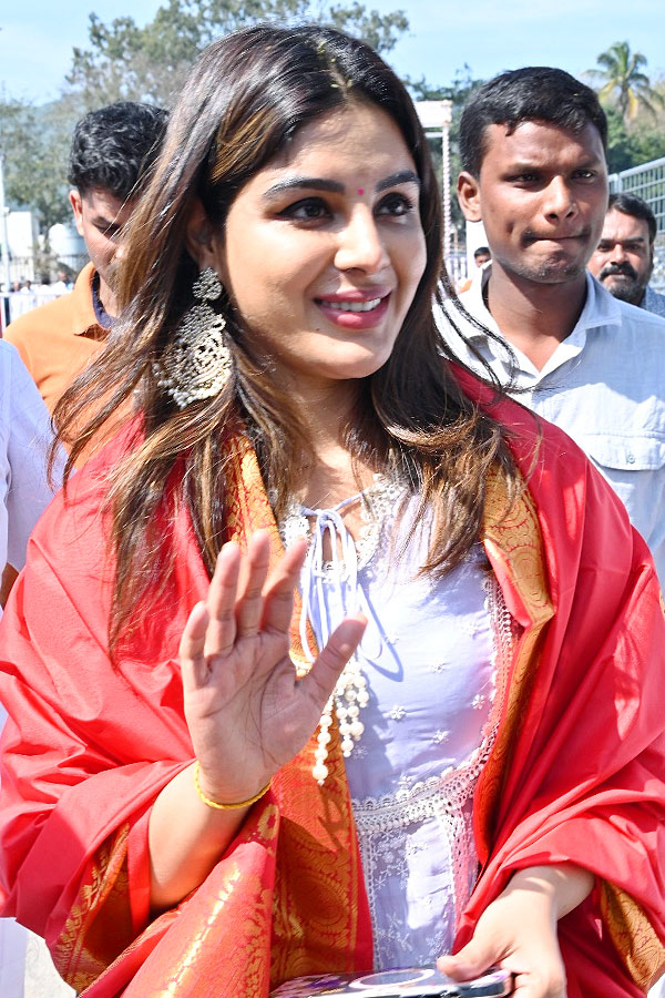 Cinema celebrities visited the Sri Venkateswara Swamy temple in Tirumala Photos3