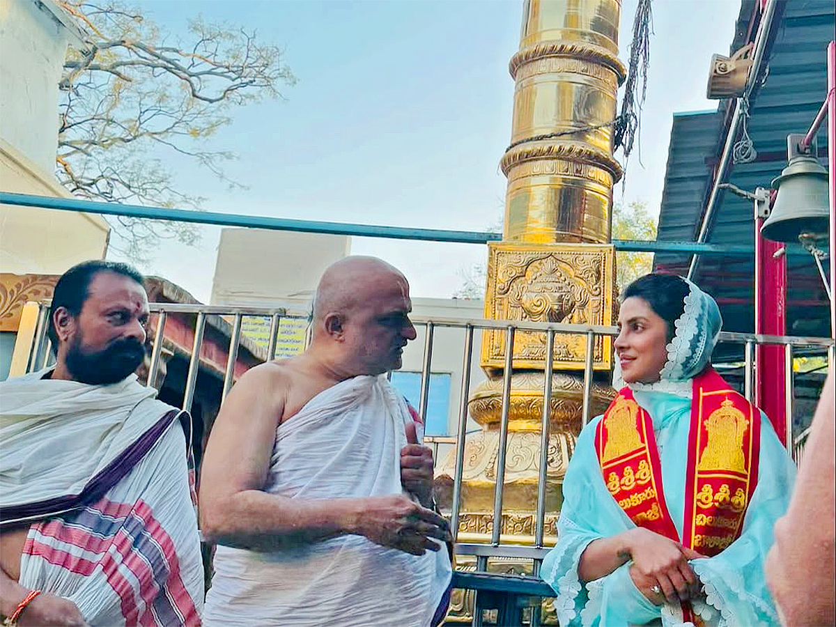 Priyanka Chopra offers prayers at Chilkur Balaji Temple photos goes viral1