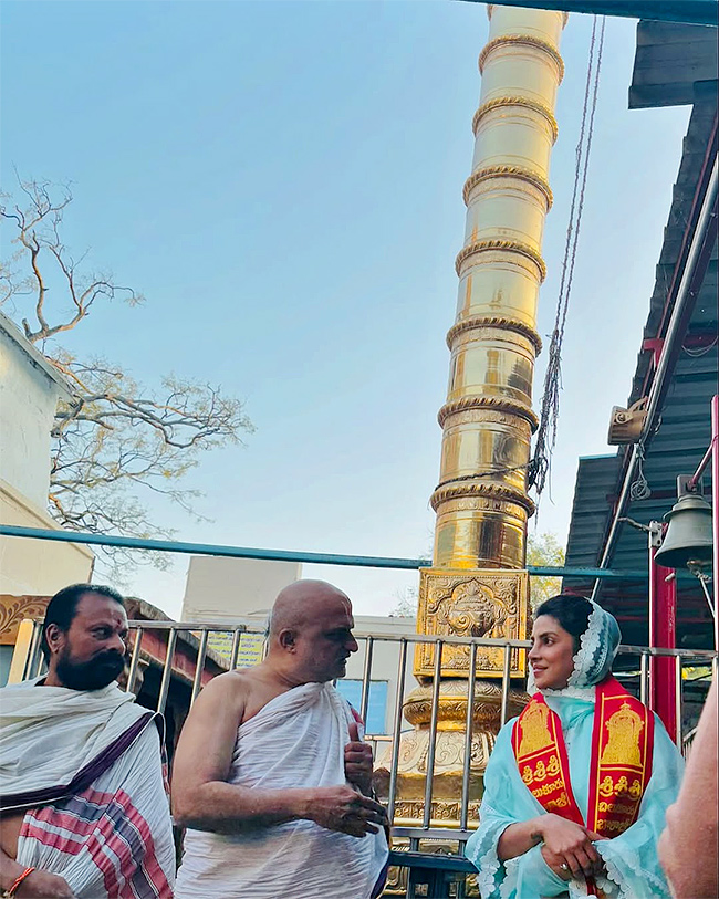 Priyanka Chopra offers prayers at Chilkur Balaji Temple photos goes viral10