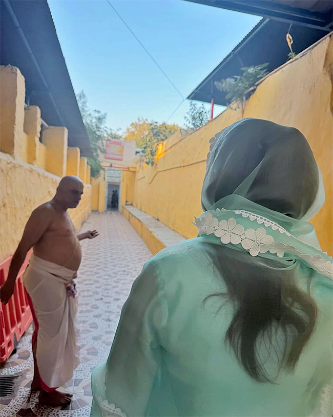 Priyanka Chopra offers prayers at Chilkur Balaji Temple photos goes viral2