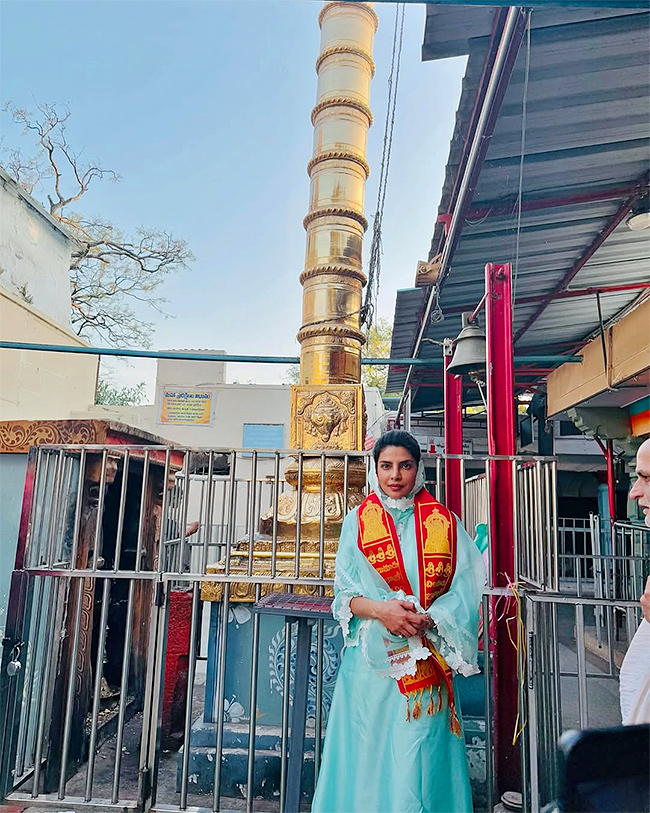 Priyanka Chopra offers prayers at Chilkur Balaji Temple photos goes viral4