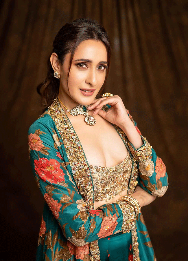 Tollywood Actress Pragya Jaiswal Photos In Daaku Maharaaj Promotions Event 11