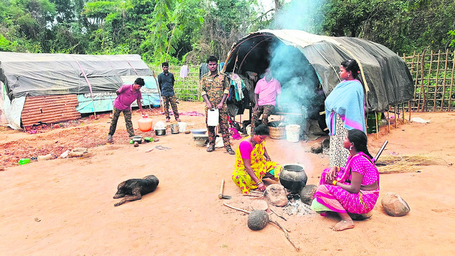 కారడవిలో విధులు. అక్కడ వన్యప్రాణులను కాపాడాలి. వేటగాళ్ల1