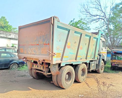 అక్రమ మట్టి తవ్వకాలు అడ్డగింత 1