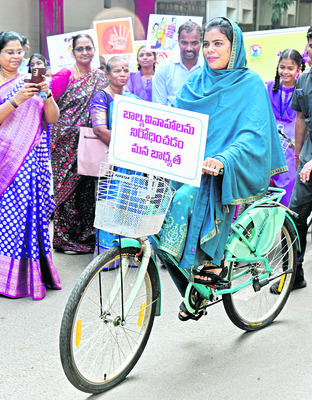 బాలికలు అన్నీ రంగాల్లో రాణించాలి 1