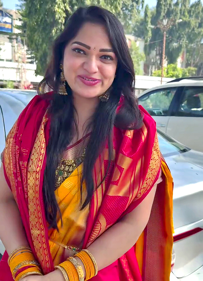 Bigg Boss Fame Ashwini Sri Visited Tirumala Photos Goes Viral11