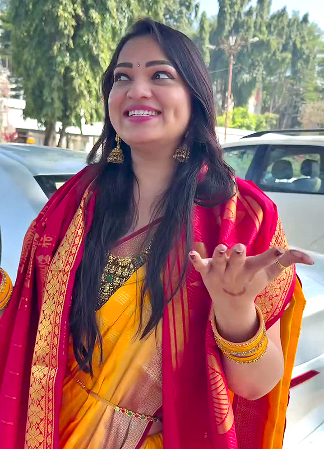 Bigg Boss Fame Ashwini Sri Visited Tirumala Photos Goes Viral12