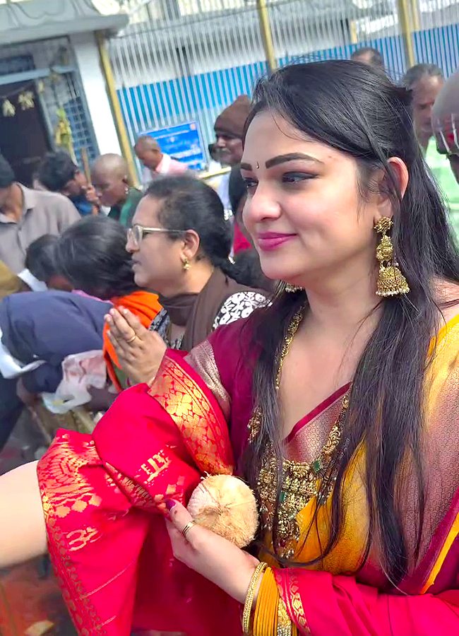 Bigg Boss Fame Ashwini Sri Visited Tirumala Photos Goes Viral13